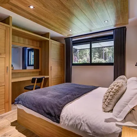 Chalet Black Pearl